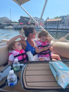 Read more about the article Pontoon Boat Rental on Long Island