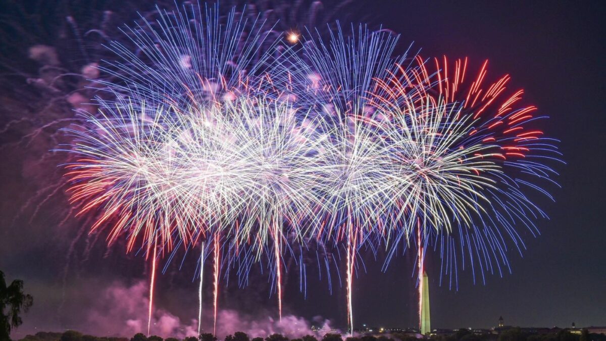 You are currently viewing Private Fireworks Cruises Aboard Freeport Charter Boats